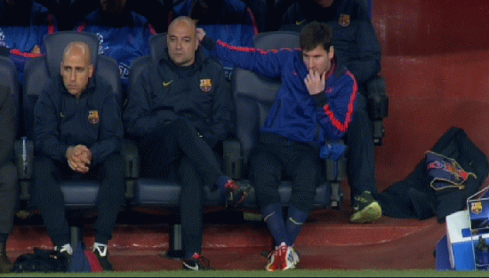 Để che giấu những cảm xúc của mình, Messi rung đùi và cắn móng tay.