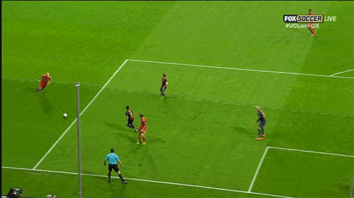 Trước khi chuyền bóng cho Muller mở tỉ số, Dante dùng cả 2 tay để ngăn cản tình huống bật nhảy của Alves.