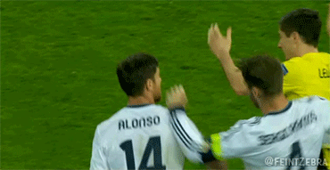 Tình huống va chạm diễn ra trong hiệp hai của trận đấu, Xabi Alonso đã thẳng tay tát tiền đạo của Dortmund.