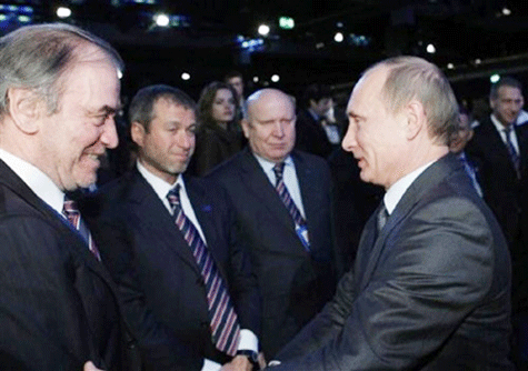 Abramovich có mối quan hệ khá thân thiết với các nhà lãnh đạo Nga, trong đó có Tổng thống Putin