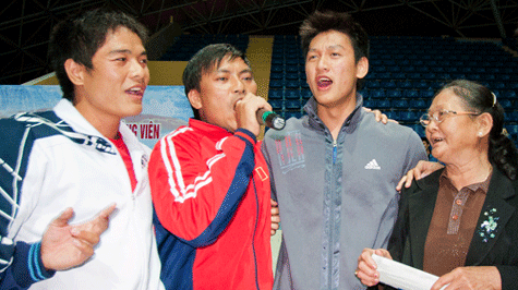 HLV Nguyễn Tấn Quảng (thứ hai từ trái) và Hoàng Quý Phước tại lễ mừng công SEA Games 26 ngày 25-11-2011 ở Đà Nẵng.