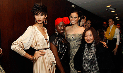 Bà Quỳnh Trang (ngoài cùng bên phải) đưa Tuyết Lan (giữa), Hoàng Thùy (trái) sang New York nhưng báo chí đang chỉ ra rằng họ không được tham dư New York Fashion Week mà là hoạt động khác, còn bà Trang lại khẳng định 2 cô gái tham gia show diễn thuộc New York Fashion Week.