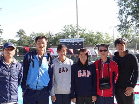 Ông Đinh Việt Hùng (thứ hai bên phải) cùng đội tuyển bơi ở Mỹ.