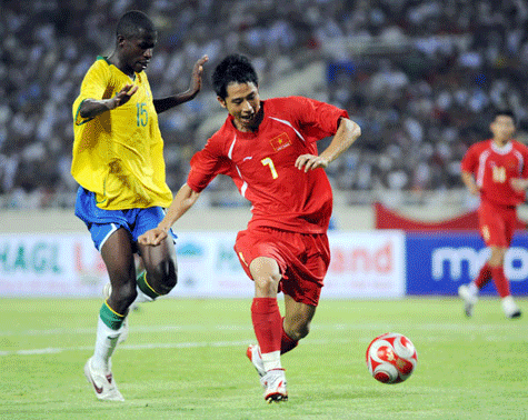 Ramires tranh bóng với Như Thành trong trận giao hữu Việt Nam - O.Brazil tại Mỹ Đình