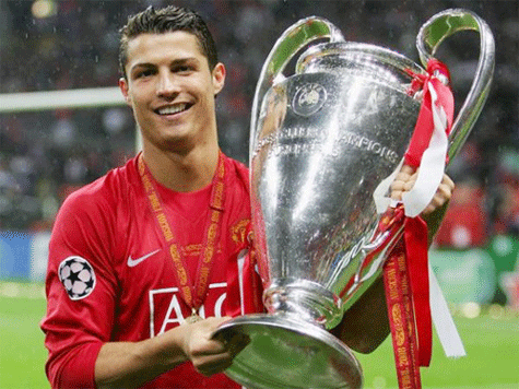 C. Ronaldo bên Cup vô địch Champions League năm 2008 khi còn khoác áo MU. Ảnh: MF.