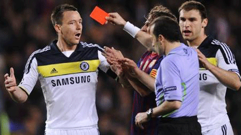 Terry nhận thẻ đỏ sau hành động thiếu suy nghĩ với Sanchez