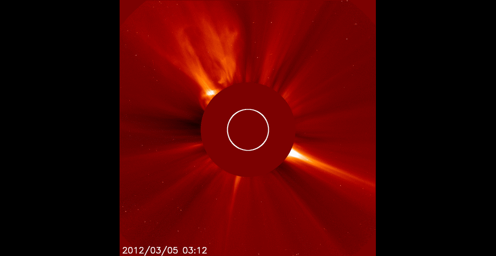 Bức ảnh động cho thấy một vụ nổ lớn trên mặt trời ngày 05/03/2012, tạo nên một trận bão mặt trời lớn phóng vào không gian.