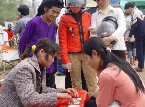 Cảnh bói toán bằng bài xuất hiện rất nhiều ở một số lễ hội đầu xuân tại Thanh Hóa.