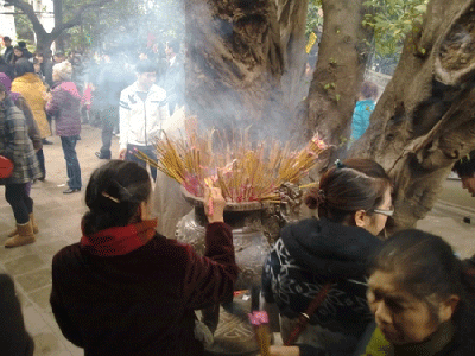 Cảnh không ít người thiếu ý thức đi lễ đua nhau thắp hương, khói nghi ngút không còn xa lạ ở các chùa của Hà Nội.