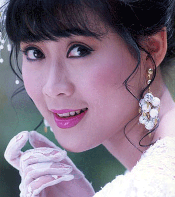 Cùng thời với Việt Trinh, người đẹp Diễm Hương cũng gây mê khán giả với đôi mắt tròn thơ ngây