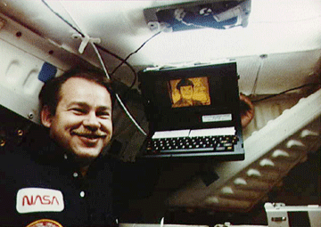 Trong bức ảnh chụp ngày 18/6/1985, phi hành gia John Creighton nâng chiếc máy tính GRID do Moggridge thiết kế. (Nguồn: AP)
