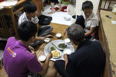 Bữa cơm tối đơn giản nhưng sum vầy ấm cúng của gia đình thủ khoa Nguyễn Hữu Tiến trong căn nhà mới. Ảnh: Bình Minh.