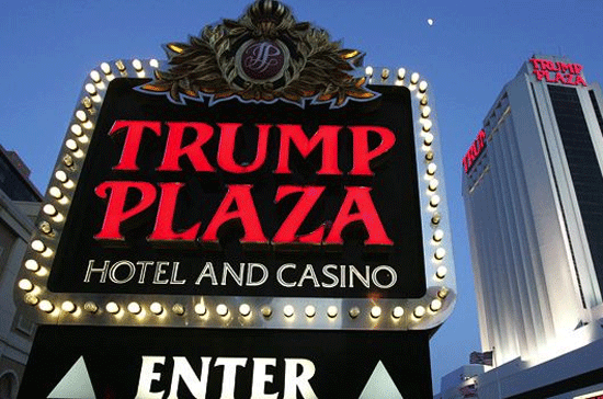 Trump Plaza Hotel & Casino Atlantic City, Mỹ Diện tích: 8.480 m2 Số máy chơi bài: 2.137 Số trò chơi: 105 Số nhà hàng và quầy bar: 12 Số phòng khách sạn: 728 Sòng bạc từng thuộc quyền kiểm soát của gia đình tỷ phú Donald Trump này được mở cửa vào năm 1984. Năm 2005, nhà Trump mất quyền kiểm soát khi Trump Plaza Hotel & Casino phá sản theo Chương 11 của Luật phá sản Mỹ. Hiện Trump và cô con gái Ivanka đang nỗ lực giành lại quyền kiểm soát của tổ hợp sòng bạc-khách sạn này. Ảnh: Getty.