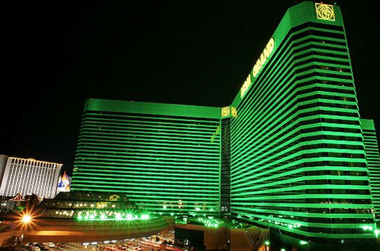 MGM Grand Las Vegas Las Vegas, Mỹ Diện tích: 15.810 Số máy chơi bài: 2.300 Số trò chơi: 178 Số nhà hàng và quầy bar: 20 Số phòng khách sạn: 5.044 Khách sạn sang trọng này lần đầu mở cửa vào năm 1993, với tư cách là một khu nghỉ dưỡng chủ đề Hollywood, đồng thời là một trong những khách sạn lớn nhất thế giới. Được điều hành bởi tập đoàn MGM Mirage, tổ hợp gồm 30 tầng này có 5 bể bơi ngoài trời, sông nhân tạo và thác nước. Ảnh: Getty