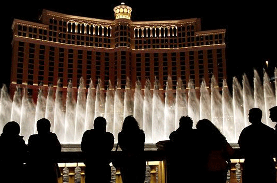 Bellagio Las Vegas, Mỹ Diện tích: 14.415 m2 Số máy chơi bài: 2.449 Số trò chơi: 207 Số nhà hàng và quầy bar: 20 Số phòng khách sạn: 3.933 Tọa lạc ở Las Vegas Strip, Bellagio là thành viên của Hiệp hội các khách sạn hàng đầu thế giới. Tổ hợp sòng bạc và khách sạn thuộc sở hữu của tập đoàn MGM Mirage này mở cửa vào năm 1995. Đây cũng được xem là nơi lý tưởng cho việc tổ chức các sự kiện và hội nghị. Ảnh: Getty