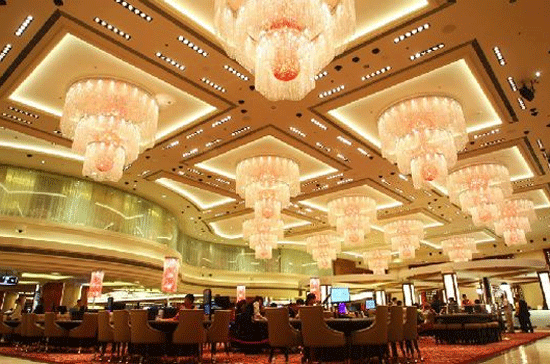 Starworld Hotel & Casino Macao, Trung Quốc Diện tích: 13.020 m2 Số máy chơi bài: 500 Số trò chơi: 284 Số nhà hàng và quầy bar: 7 Số phòng khách sạn: 507 Starworld không phải là một trong những sòng bạc lớn nhất ở Macao, nhưng du khách đặt chân tới đây chắc chắn sẽ không thất vọng. Hình thức sang trọng và dịch vụ không chê vào đâu được ở sòng bạc này làm những vị khách khó tính nhất cũng hài lòng. Ảnh: Getty.