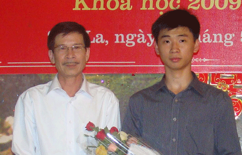 Huy Tùng và thầy Hiệu trưởng trong dịp vinh danh học sinh xuất sắc của THPT chuyên Sơn La.