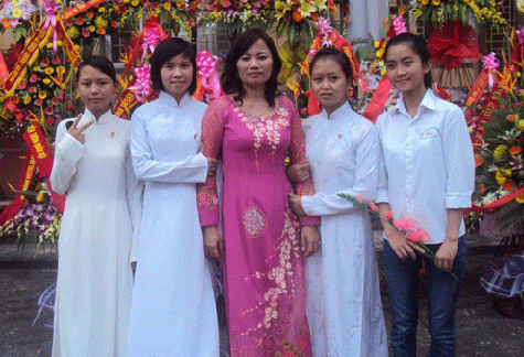 Bùi Ngọc Ánh (thứ hai, từ trái sang) cùng cô giáo chủ nhiệm và đội tuyển Sử của THPT chuyên Lam Sơn.