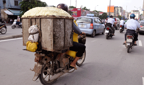 Xe máy cũ đang là phương tiện mưu sinh của nhiều người nghèo tại Thủ đô. Ảnh: Ngọc Lân