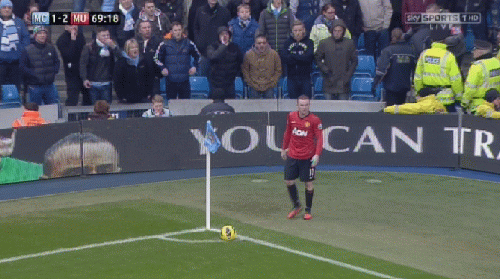 Pha bóng 3: Wayne Rooney đá phạt góc ở phút 70, và các fan Man City nhanh chóng chửi rủa cũng như ném “vật thể lạ” xuống sân.