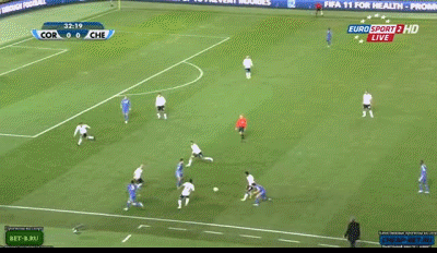 Phút 30: Moses có bóng trong vòng cấm Corinthians sau đường chuyền của Hazard, tuy nhiên anh khống chế chậm và bị một hậu vệ áo trắng về phá bóng.