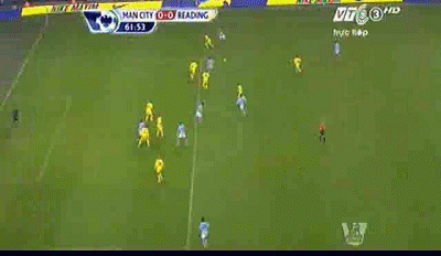 Phút 62: Quả bấm bóng của Pablo Zabaleta không được đón bởi 2 cầu thủ áo xanh ở phía trong khi cự ly là ngay chính diện cầu môn.
