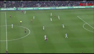 8. David Villa (Barcelona): Bàn thắng này là một ví dụ tiêu biểu về sự di chuyển của bóng mà Barcelona đã và đang trình diễn. Xuất phát là một đường đổi cánh từ biên trái sang cánh phải cho Pedro. Bóng lần lượt được chuyền ngược lại cho Alves và Xavi, trong khi Pedro lấy đà chuẩn bị để băng lên ở góc phải khu 16m50. Messi đón đường chuyền ngắn của Xavi, và sau khi hút được hậu vệ cánh trái của Sociedad về phía mình, anh chọc khe để Pedro phá bẫy việt vị lao xuống, trong khi David Villa bắt đầu băng vào ở bên góc trái vòng cấm. Pedro chỉ việc căng ngang thật chính xác để Villa ghi điểm khi khung thành đã ở ngay trước mặt.
