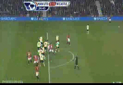 Phút 25: Man Utd 1-1 Newcastle. Ryan Giggs treo bóng vào từ quả đá phạt và Chicharito có cú sút bị cản phá trước khi Jonny Evans lao vào đá bồi gỡ hòa.