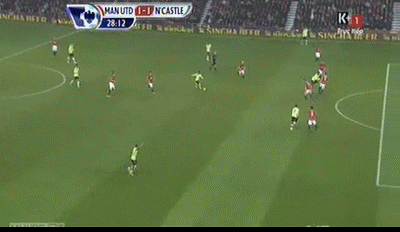 Phút 29: Man Utd 1-2 Newcastle. Quả tạt từ cánh phải của James Perch có vẻ như chạm chân Papiss Cisse, nhưng trọng tài Mike Dean tham khảo ý kiến của các trợ lý và quyết định Jonny Evans đã đốt lưới nhà. Một quyết định chính xác.
