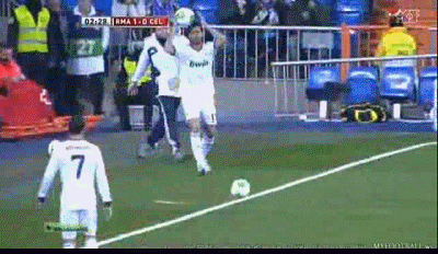 Phút 3: Real Madrid 1-0 Celta Vigo! Cristiano Ronaldo đón bóng từ quả ném biên trước khi thực hiện ngay một cú cứa lòng hiểm hóc để mở tỷ số.