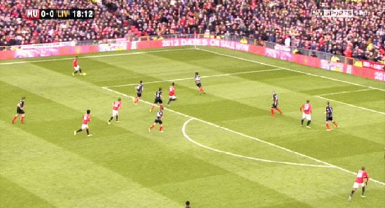 Phút 19: Man Utd 1-0 Liverpool! Robin Van Persie với pha đệm bóng chính xác sau đường chuyền của Evra.