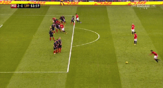 Phút 54: Man Utd 2-0 Liverpool! Robin Van Persie đá phạt và Vidic đưa bóng vào lưới.