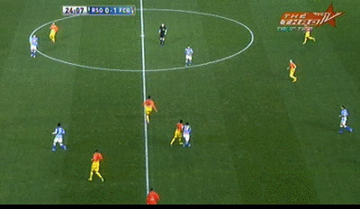 Phút 25: Sociedad 0-2 Barcelona! Xavi chuyền dài sang cánh phải để Dani Alves đưa bóng vào trong cho Pedro đệm lòng gọn ghẽ.