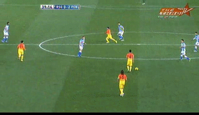 Phút 35: Messi thoát xuống và tâng bóng qua thủ môn Bravo, nhưng bóng đập cột dọc trước khi được phá trên vạch vôi.
