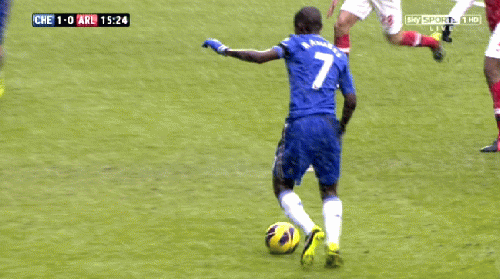 Phút 15: Ramires bị phạm lỗi trong vòng cấm bởi Szczesny, và Chelsea hưởng penalty.