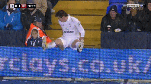 Gareth Bale suýt ngã lộn cổ vì bảng quảng cáo.