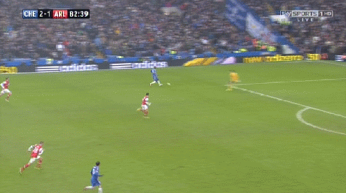Thomas Vermaelen kịp phá bóng để cứu cho Arsenal bàn thua sau pha thoát xuống của Demba Ba.