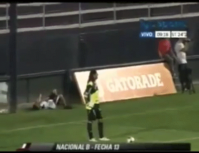 Thủ môn Geston Sessa của Boca Juniors bị thẻ đỏ vì đá bóng vào một cậu bé nhặt bóng, người mất 12 giây sau khi bị bóng đập vào người để nhận ra cảm giác đau.