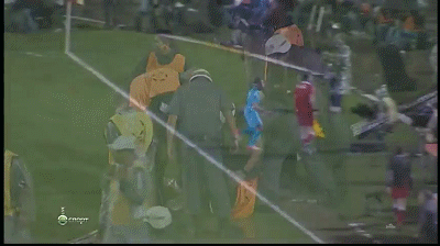 Tiền vệ Adriano của Santos lỡ đà lao vào một cậu bé nhặt bóng.