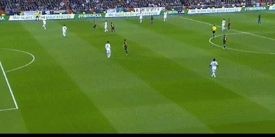 Varane cứu thua cho Real phút 26 khi phá bóng trên vạch vôi sau cú sút của Xavi.
