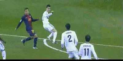 1-0 cho Barcelona. Phút 50, hàng thủ Real mất bóng sau pha cướp bóng của Messi, người chọc khe để Cesc Fabregas đánh bại Diego Lopez trong pha đối mặt.
