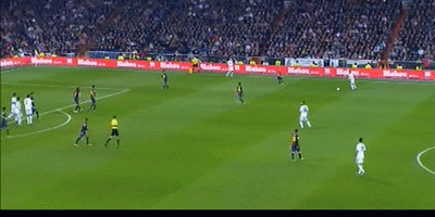 1-1 cho Real Madrid. Raphael Varane nhảy lên đánh đầu tung lưới Pinto sau đường chuyền của Ozil.