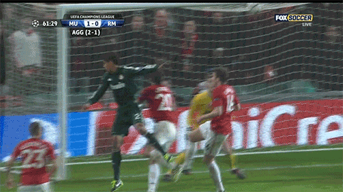 Real đòi penalty sau pha để bóng chạm tay của Rafael.