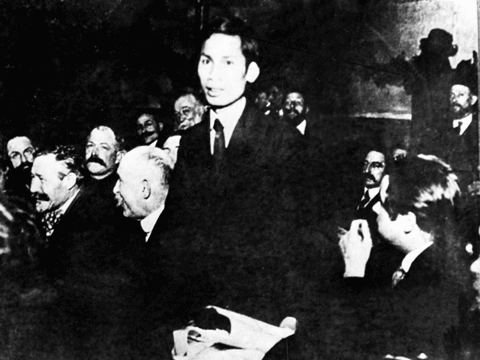 Nguyễn Ái Quốc tại Đại hội toàn quốc Đảng Xã hội Pháp ở thành phố Tours (Pháp) năm 1920. Ảnh tư liệu Ban Quản lý Lăng Chủ tịch Hồ Chí Minh.