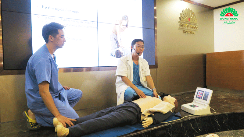 Thạc sĩ, Bác sĩ Chu Quang Liên đang hướng dẫn thực hành kỹ thuật ép tim ngoài lồng ngực.