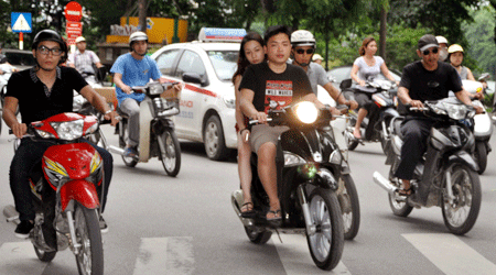 Thời điểm này, ra bất cứ tuyến đường nào của Hà Nội, người ta cũng bắt gặp nhan nhản cảnh người điều khiển xe máy không đội mũ bảo hiểm khi tham gia giao thông.