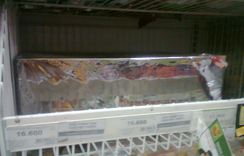 Có nhiều kệ hàng trống được dùng chứa thùng giấy.