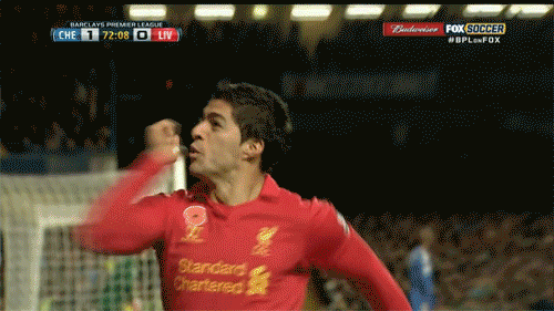 Luis Suarez ngỡ ngàng khi chỉ có một mình ăn mừng bàn thắng.
