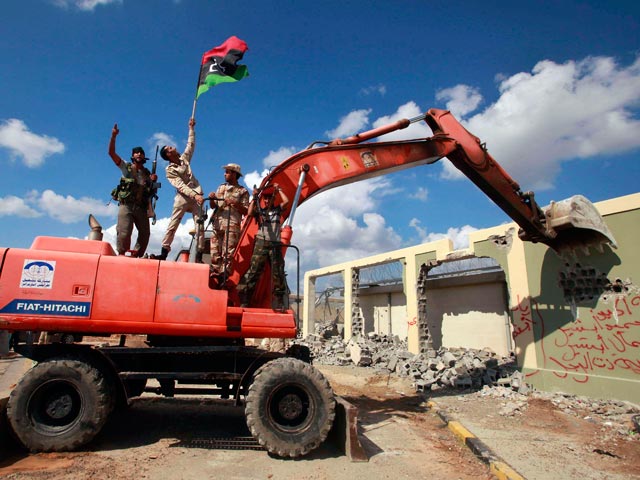 Một trong hai chiếc xe ủi tham gia phá hủy dinh thự của Đại tá Gaddafi tại Tripoli.