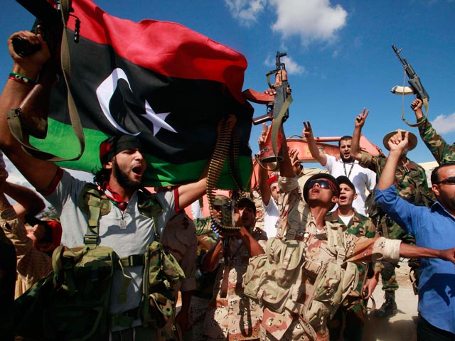 .Các tay súng tham gia phá hủy dinh thự của Đại tá Gaddafi hô vang khẩu hiệu ủng hộ chính phủ mới